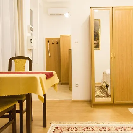 Authentic Klauzal Apartment Budapest
